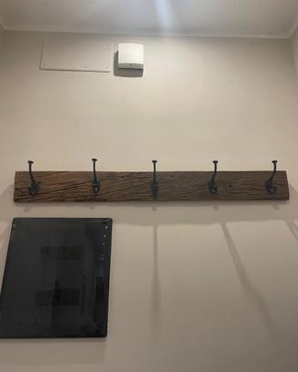 Appendiabiti in legno massello e ganci in metallo