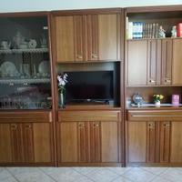 Soggiorno con tavolo e quattro sedie