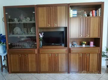 Soggiorno con tavolo e quattro sedie