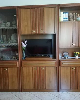 Soggiorno con tavolo e quattro sedie