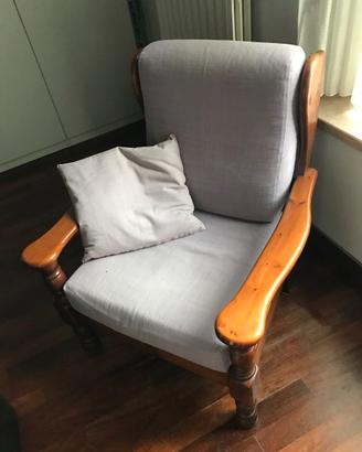 Poltrona imbottita in legno