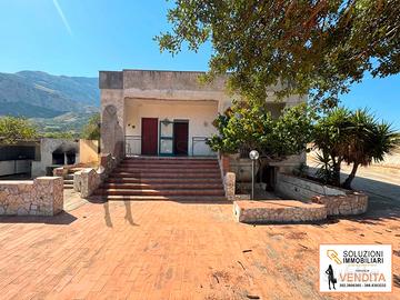 Villa con giardino