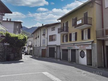 Casa indipendente di 450 m² con più di 5 locali a 