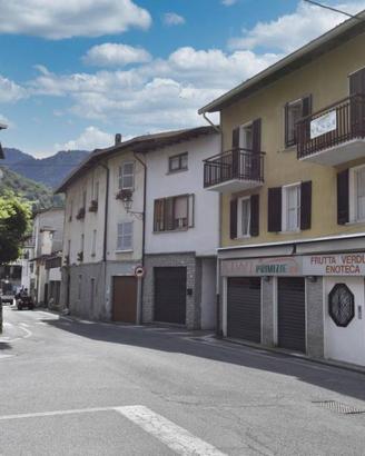 Casa indipendente di 450 m² con più di 5 locali a 