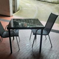 tavolino da giardino  più due sedie  