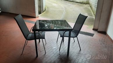 tavolino da giardino  più due sedie  