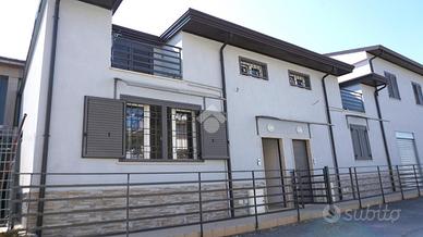 CASA SEMINDIPENDENTE A MONTECORVINO ROVELLA