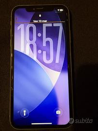 iPhone 11 con display danneggiato