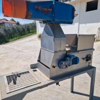 Defogliatore aspiratore per olive a nastro