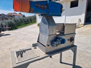 Defogliatore aspiratore per olive a nastro