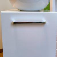 mobiletto bianco con lavabo e rubinetto