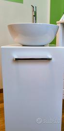 mobiletto bianco con lavabo e rubinetto