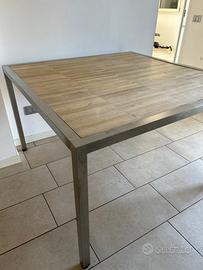 Tavolo in acciaio e legno