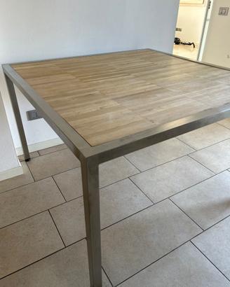 Tavolo in acciaio e legno