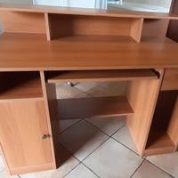 SCRIVANIA CON  PORTA PC 