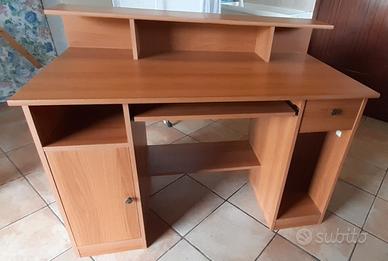 SCRIVANIA CON  PORTA PC 