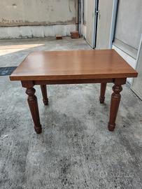 Tavolo in legno massiccio 