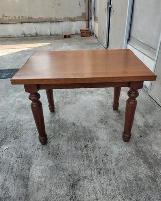 Tavolo in legno massiccio 