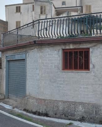 Garage di 35 mq compreso di appartamento rustico