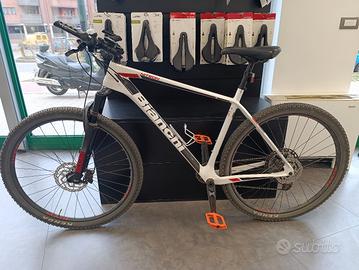 Mountain bike Ruote da 29 in Carbonio Bianchi 