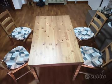 tavolo legno chiaro e 4 sedie con cuscino