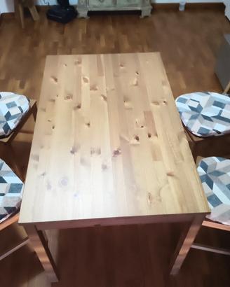 tavolo legno chiaro e 4 sedie con cuscino