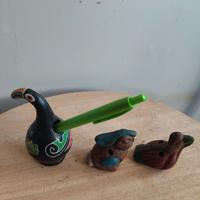 due ocarine e un porta penna