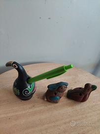 due ocarine e un porta penna