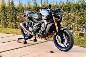 Yamaha MT09 SP akrapovic
