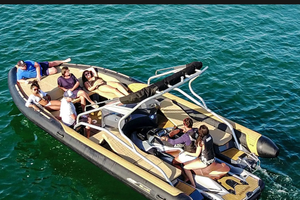 Barca o gommone con moto d'acqua