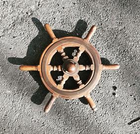 Un timone in legno e ottone