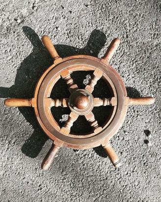 Un timone in legno e ottone