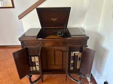 grammofono Victrola con dischi dell’epoca