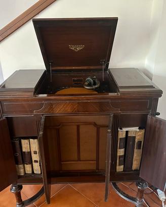 grammofono Victrola con dischi dell’epoca