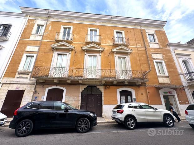 Appartamento di tre vani in palazzina storica