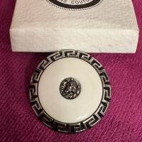 Iconico bottone Versace