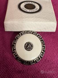 Iconico bottone Versace
