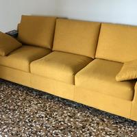 Divano giallo sensoe in tessuto