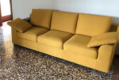 Divano giallo sensoe in tessuto