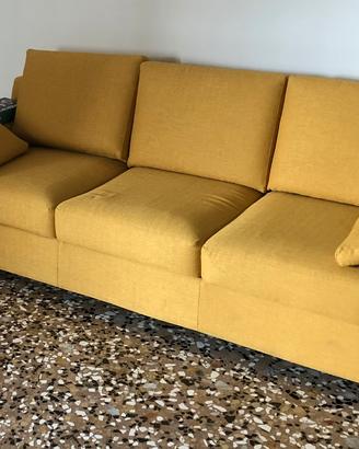 Divano giallo sensoe in tessuto