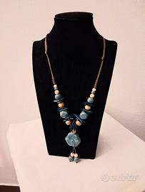 Collana con pietre in ceramica. Cordino regolabile