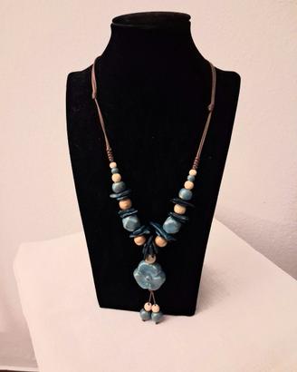 Collana con pietre in ceramica. Cordino regolabile