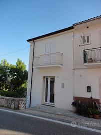 Casa con garage e giardino
