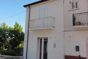 Casa con garage e giardino