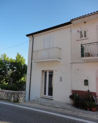 Casa con garage e giardino