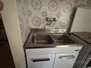 Lavandino, gas e pensili per cucina