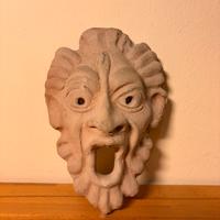 Maschera decorativa in terracotta da parete