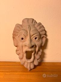 Maschera decorativa in terracotta da parete