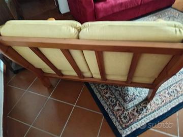 Divano con struttura in legno