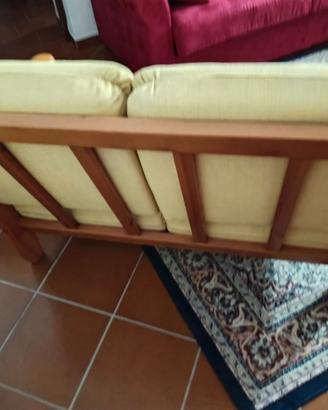 Divano con struttura in legno